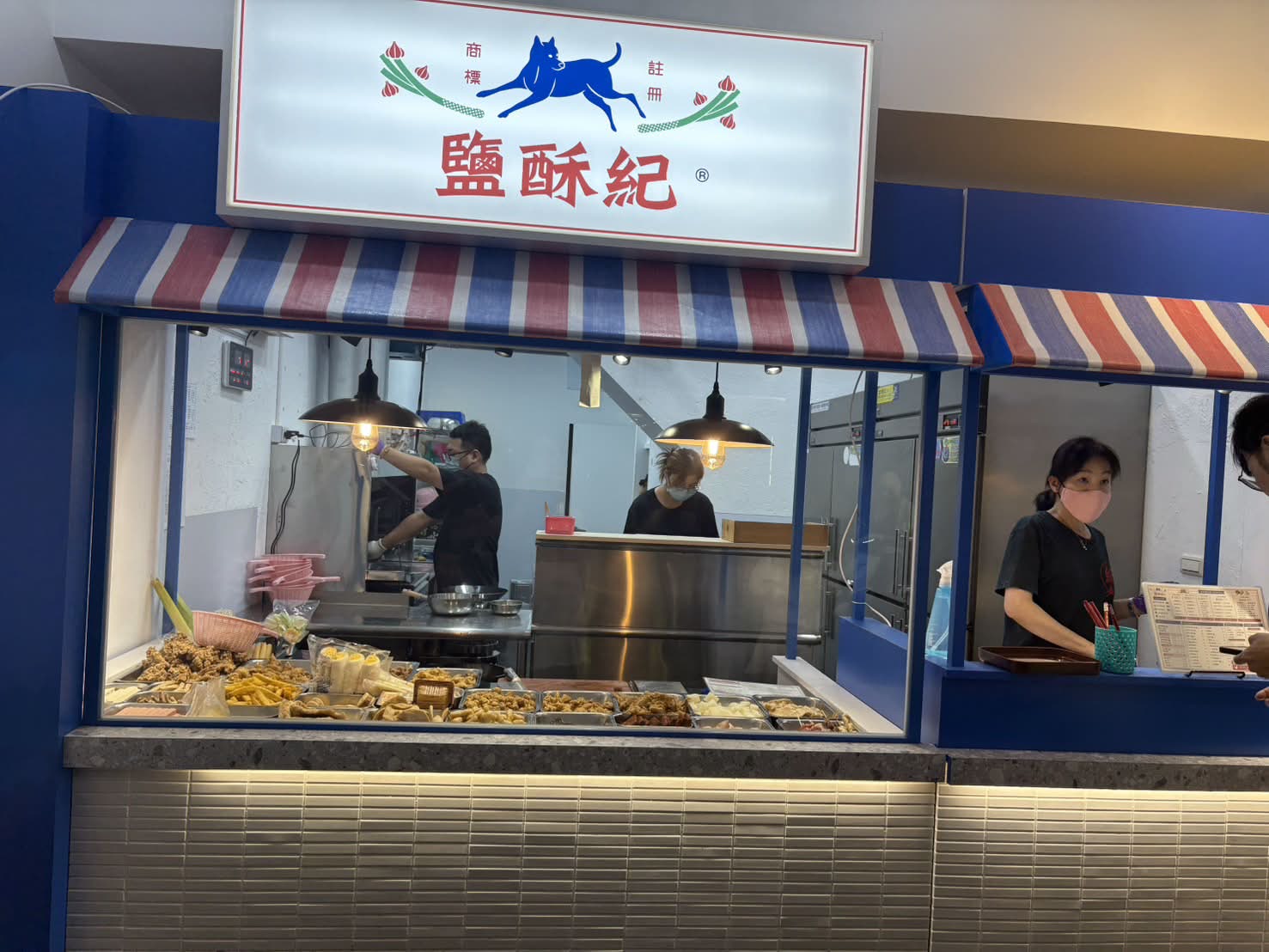 高雄瑞隆店二代店櫃檯，白藍風格